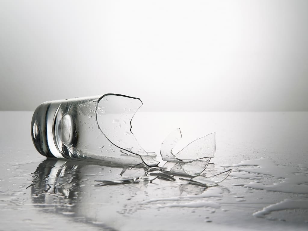 bicchiere rotto per far capire i danni che si possono trovare in casa dopo un check-out 