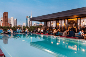 Terrazza per apertivo all'aperto a Milano con piscina panoramica e vista sulle torri del Ceresio 7 Pool&Restaurant