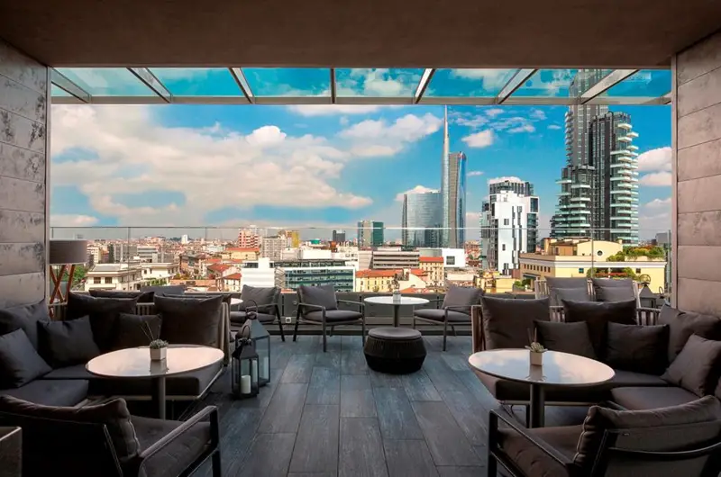 Terrazza per aperitivo a Milnao con vista sulle torri e il Bosco Verticale di Radio Rooftop Bar