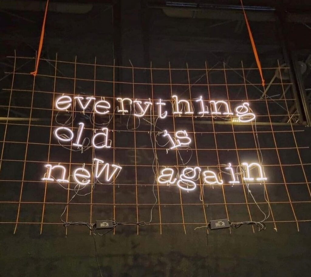 immagine che recita "everything old is new again", simbolo dell'East Market, il più famoso mercatino vintage di Milano 