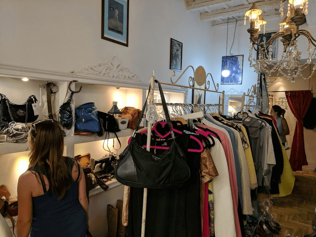 Capi di abbigliamento da Blue Goose, negozio di abbigliamento vintage a Roma