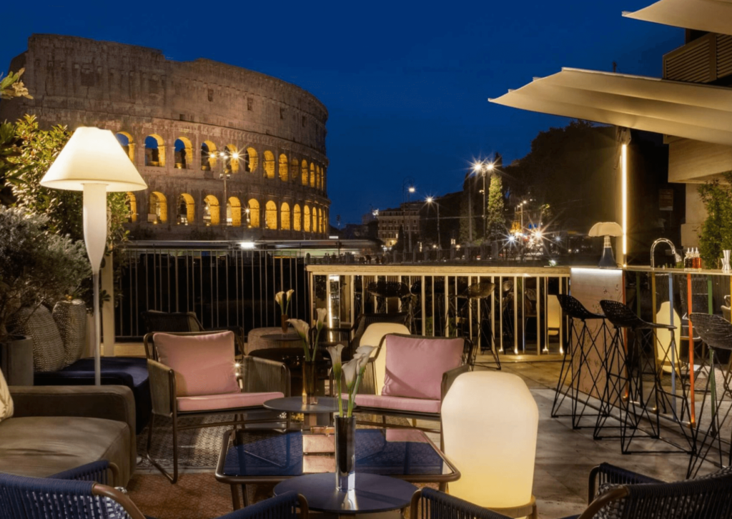 The Court, lounge bar di Palazzo Manfredi, con vista sul Colosseo. Uno dei locali estivi più interessanti di Roma