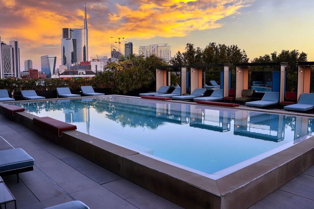 Vista suggestiva dello skyline in una delle piscine all'aperto più belle di Milano