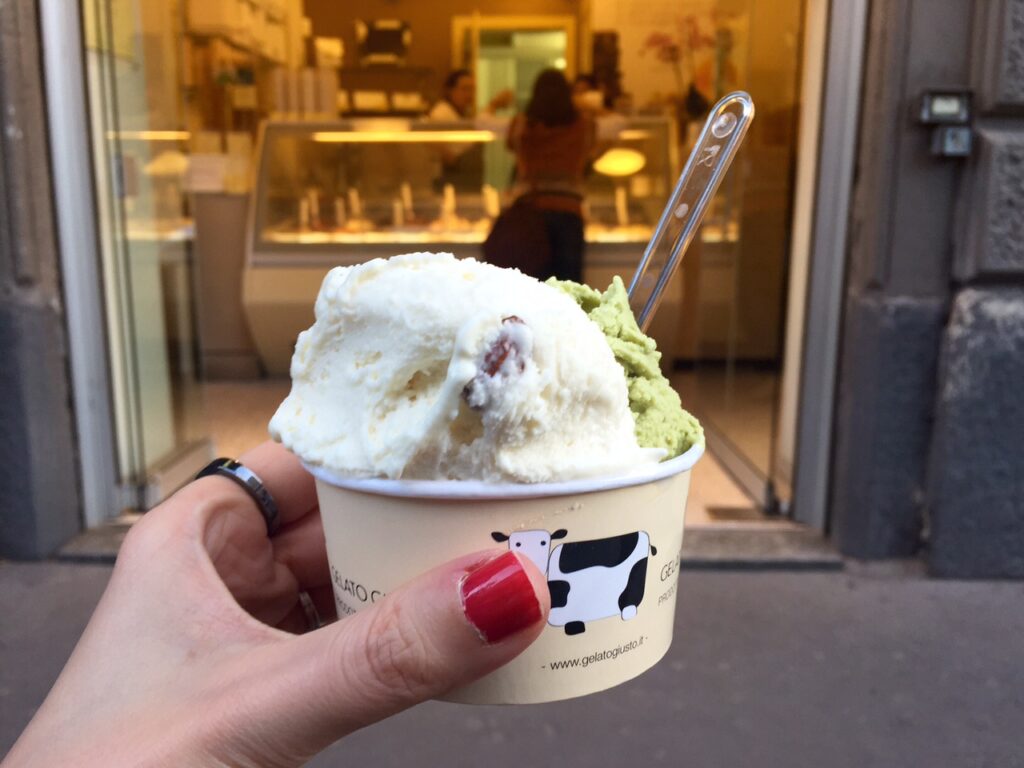 Coppetta due gusti di una delle gelaterie più rinomate di Milano: Gelato Giusto.
