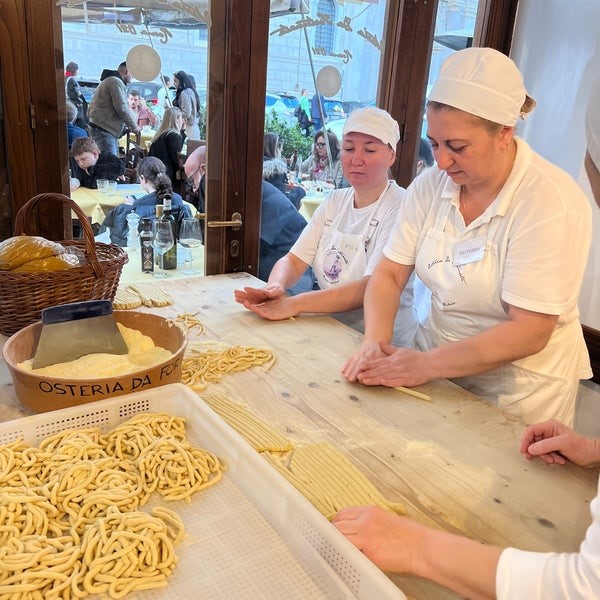 Osteria da Fortunata - cuoche preparano pasta