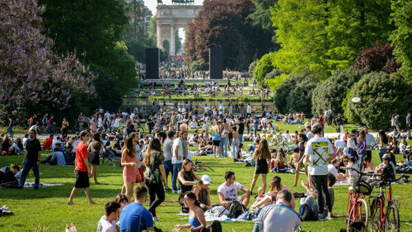 Parco Sempione a Milano affollato di gente