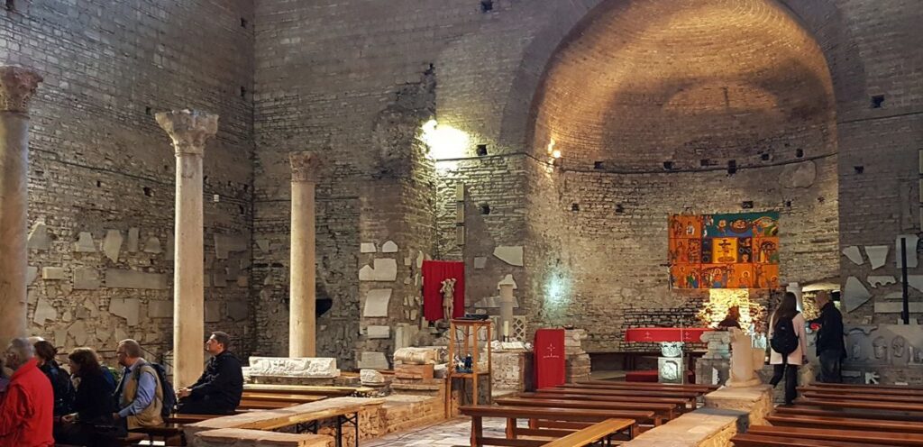 Basilica dentro alle Catacombe di Domitilla