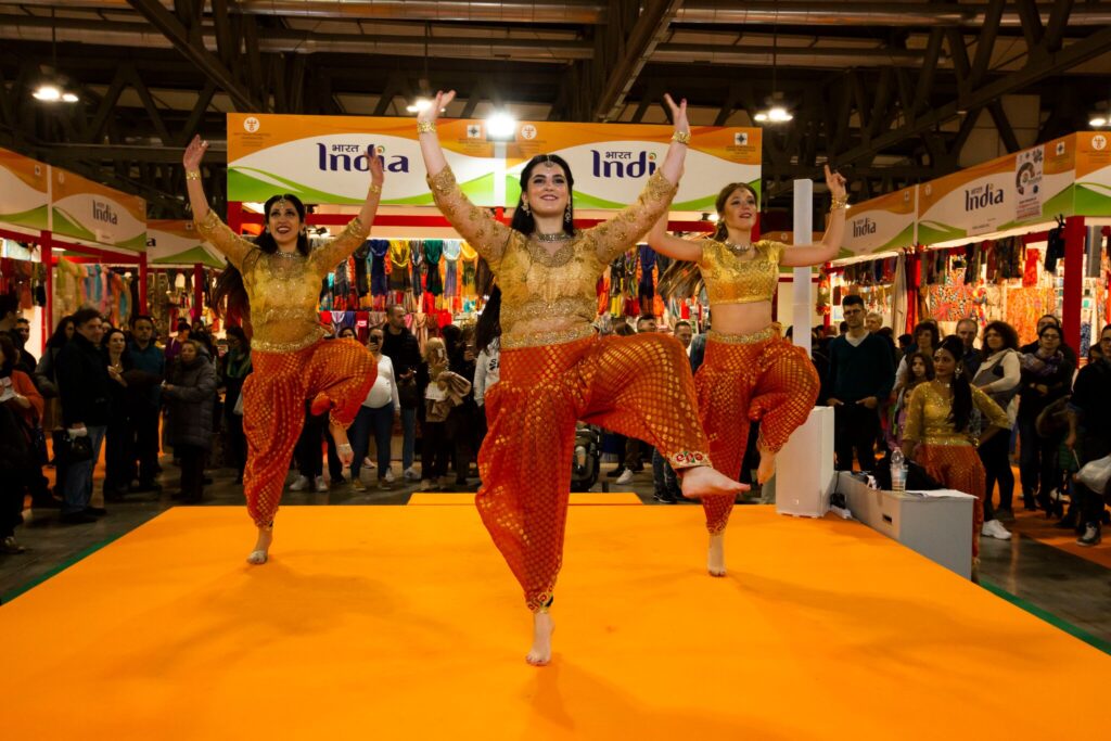 Spettacolo di ragazze indiane alla Fiera dell'Artigianato di Milano