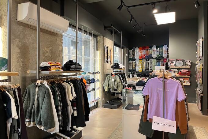 negozio streetwear in corso di porta ticinese, via dello shopping a Milano