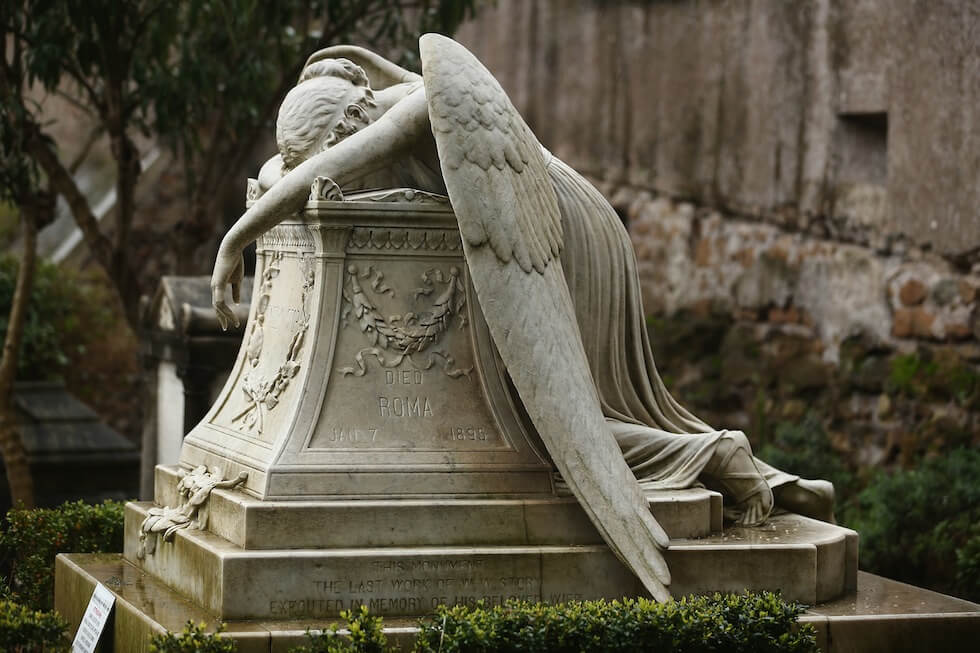Statua dell'Angelo del dolore al cimitero acattolico di Roma centro