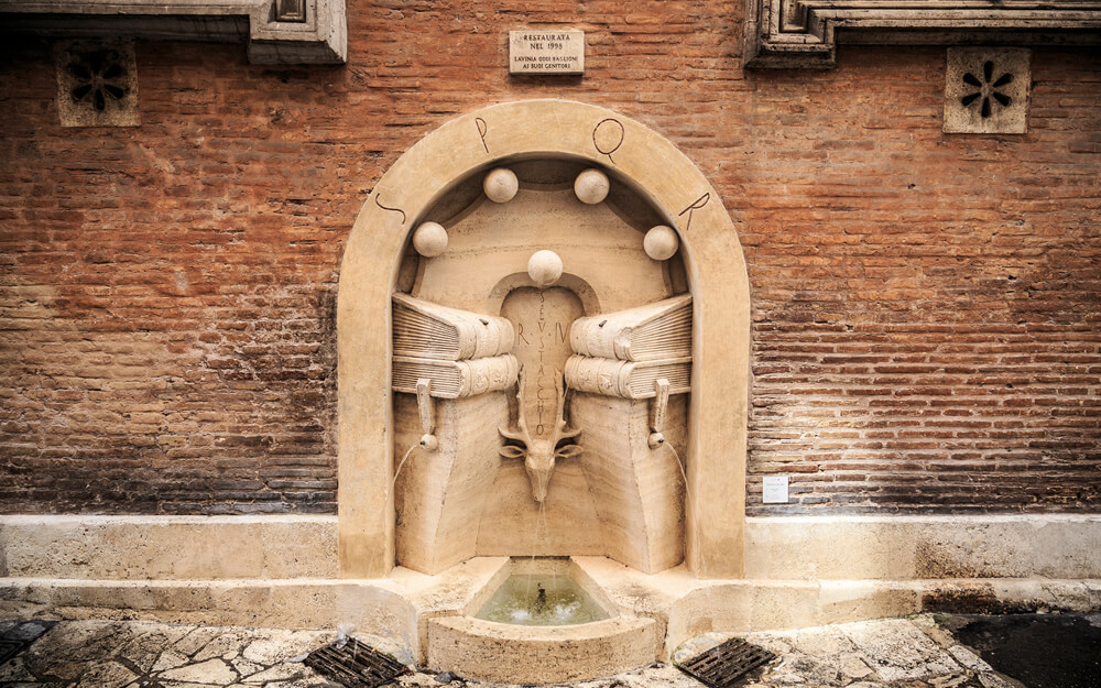 luogo segreto di Roma: la fontana dei libri