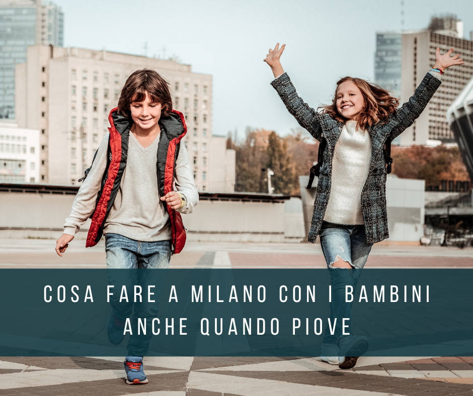 due bambini che si divertono a Milano