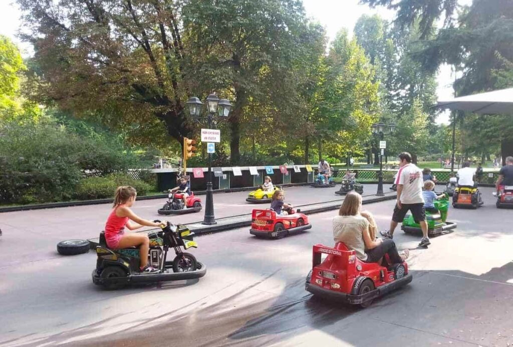 bambini sugli go kart in parco sempione a milano 