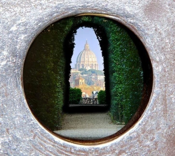 Foto della Cupola di San Pietro vista dal buco della serratura della Villa del Priorato di Malta