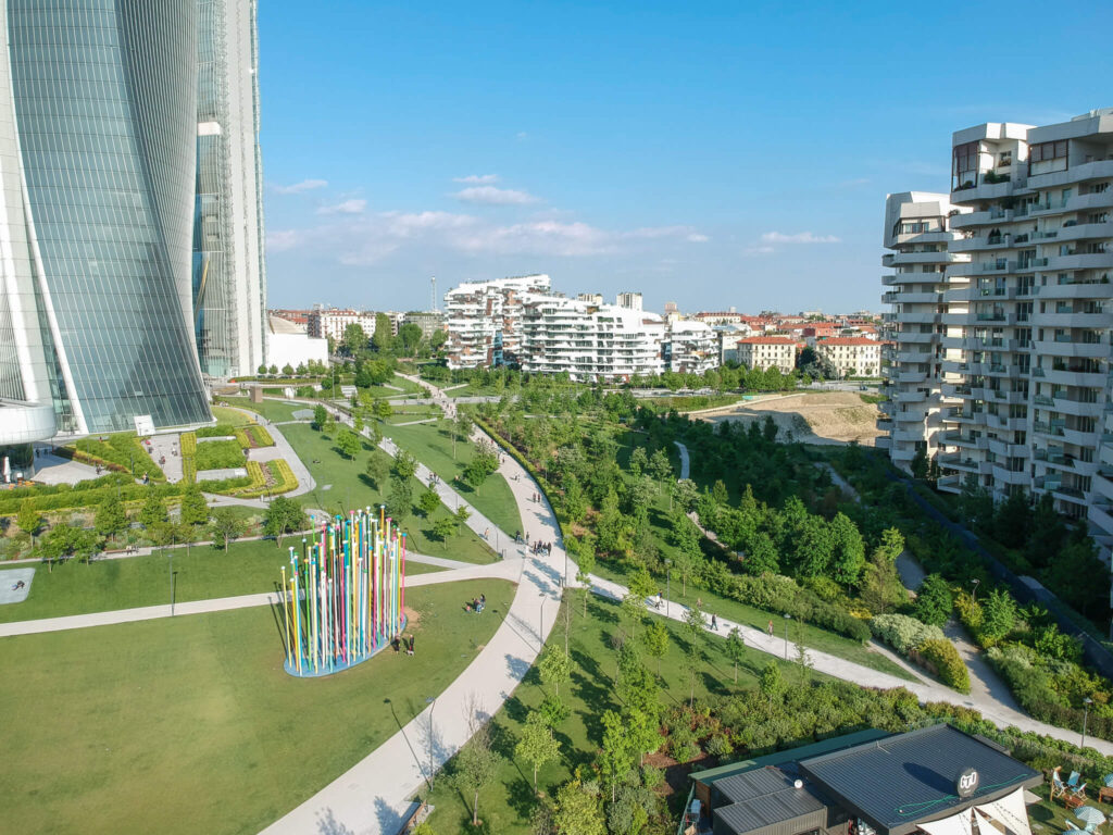 vista dall’alto dei viali pedonali e ciclabili del parco citylife a Milano