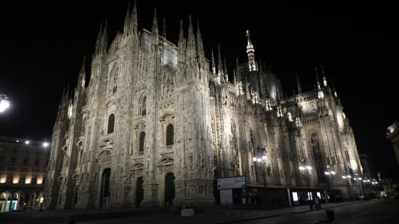 foto del dumo di notte, illuminato dal basso. 