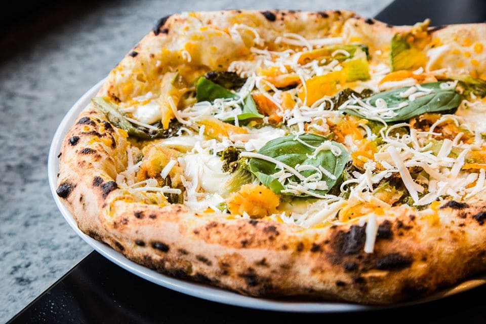 Pizza Napoletana con basilico e formaggio. 