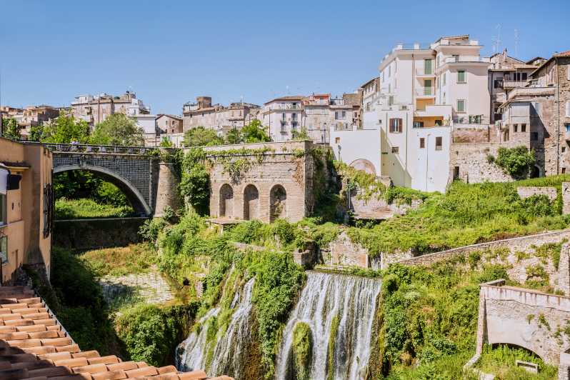 foto del paesaggio di Tivoli, con la cascata in primo piano.