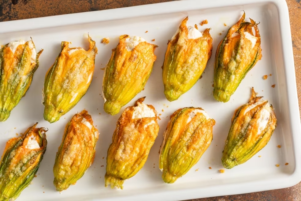 Fiori di zucca ripieni di mozzarella e filetti di acciuga impanati e fritti 