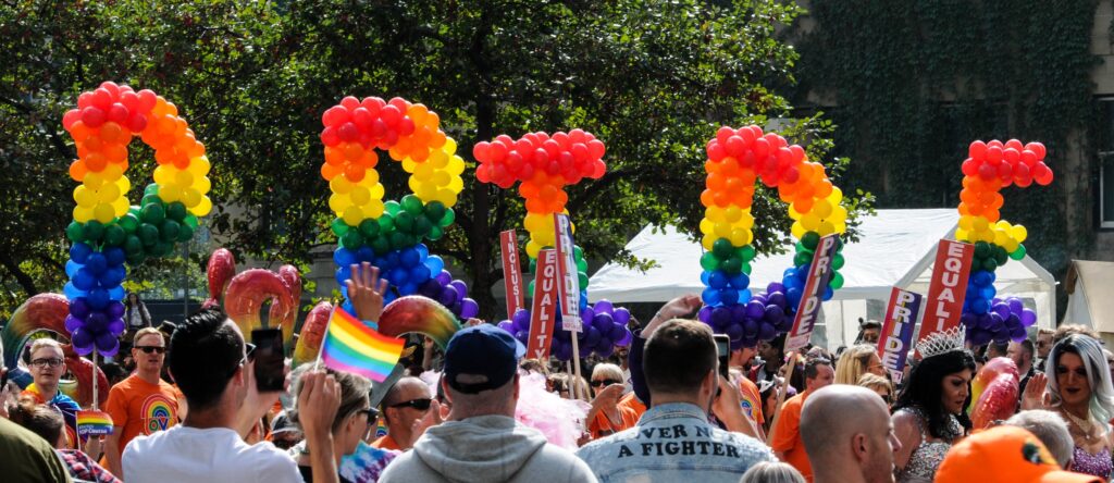 scritta della parola PRIDE composta di palloncini di tutti i colori