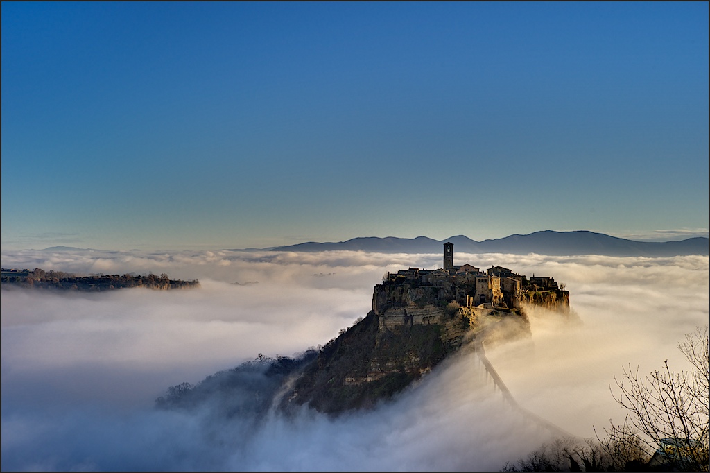 foto del borgo di Bagnoregio con la nebbia.