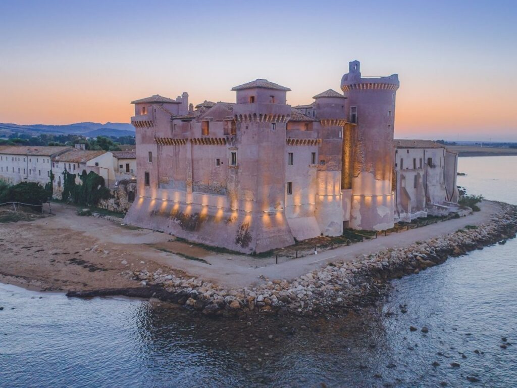 foto del Castello di Santa Severa al tramonto, dal mare