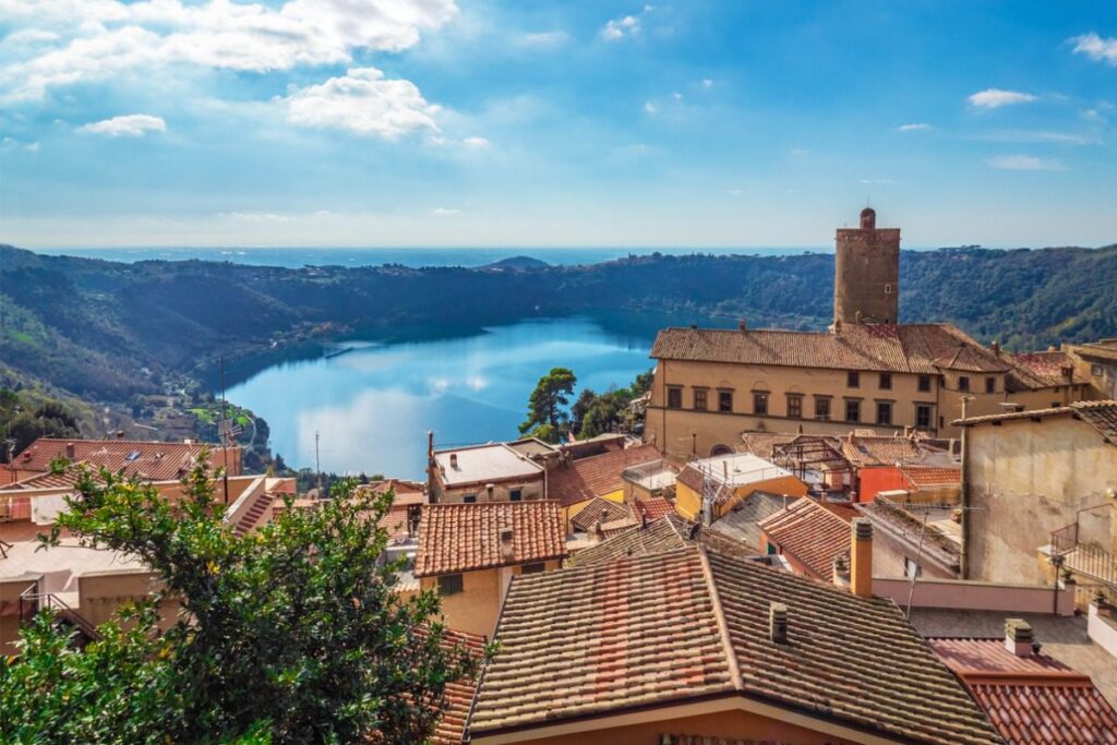 foto dall’alto di Nemi, con il lago di Nemi sullo sfondo. 