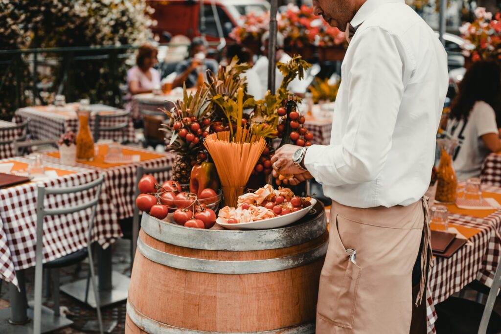 ristorante romano con prodotti tipici italiani come la pasta e i pomodori. 