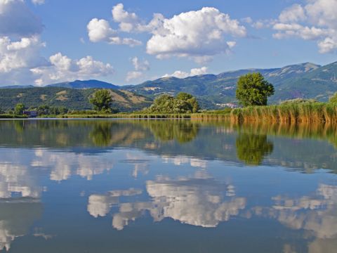 foto della Riserva naturale Naturale del Lungo e del Ripasottile, con il paesaggio che si riflette nell’acqua