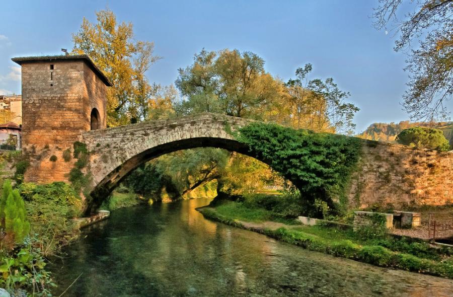 foto di un ponte di Subiaco fotografato dal basso.