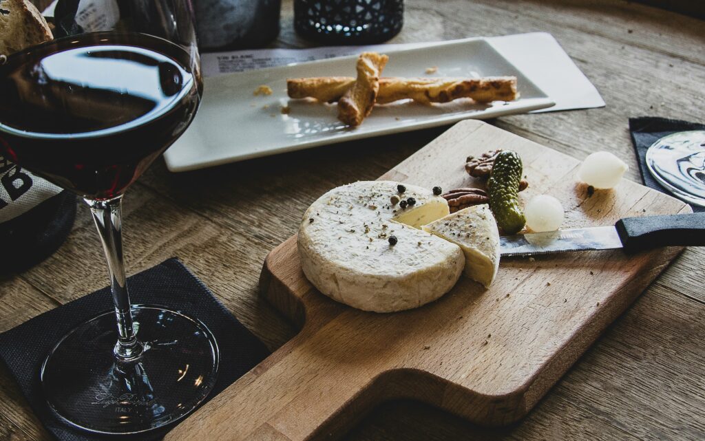 tagliere con formaggio con vino rosso in accompagnamento 