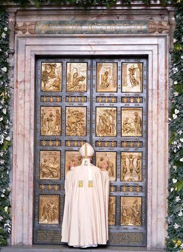 Papa Francesco che apre una Porta Santa durante il Giubileo